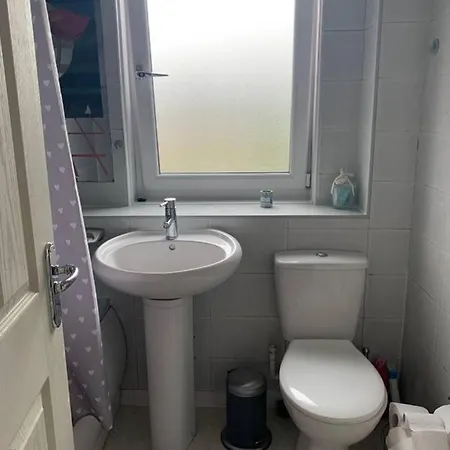 Lovely Spacious 2 Bedroom Flat By The Meadows *