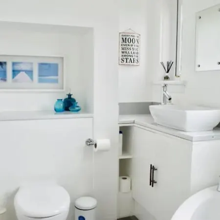 Lovely With Parking - Sleeps 6 Apartment *