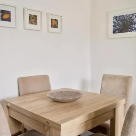 Lovely With Parking - Sleeps 6 Apartment *