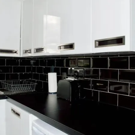 Apartment Lovely With Parking - Sleeps 6