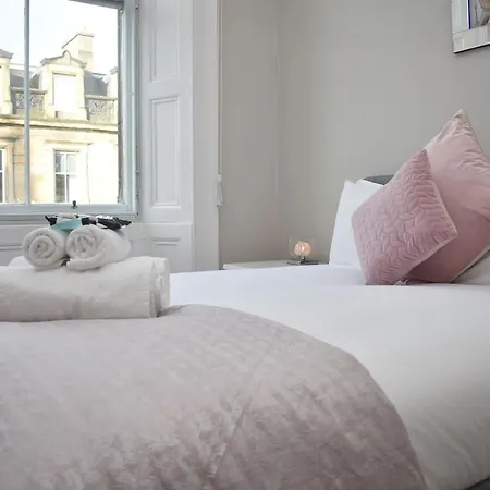 Beautiful & Spacious 3br In The Heart Of Old Town Apartment