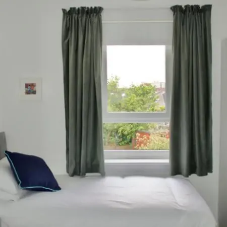 Lovely With Parking - Sleeps 6 *