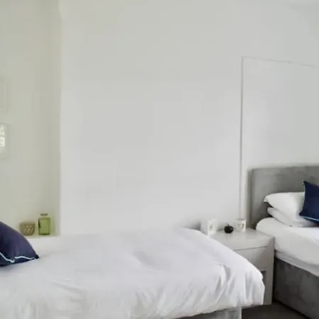 Lovely With Parking - Sleeps 6 Apartment *