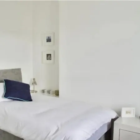 Lovely With Parking - Sleeps 6 Apartment *