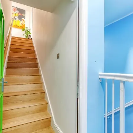 Daire Bright 3 Bed Flat With Pool & Parking *