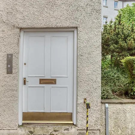 Bright 3 Bed Flat With Pool & Parking Edinburgh