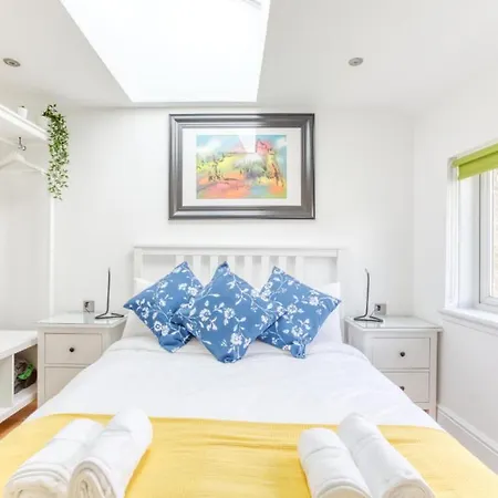 Apartment Bright 3 Bed Flat With Pool & Parking *