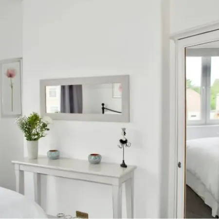 Lovely With Parking - Sleeps 6 Apartment