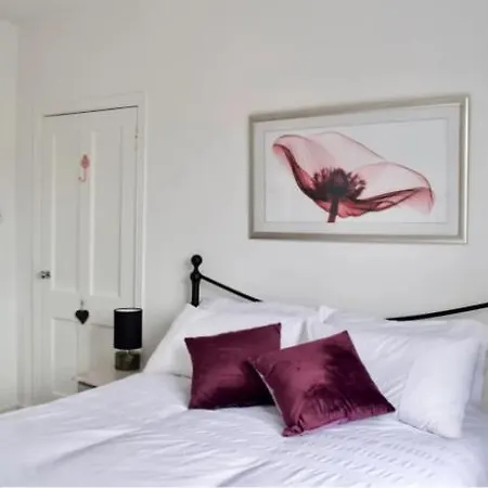 Lovely With Parking - Sleeps 6 Apartment