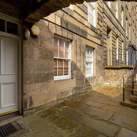 Altido Classic Main Door Entry 2-bedroom New Town With Garden Apartment *