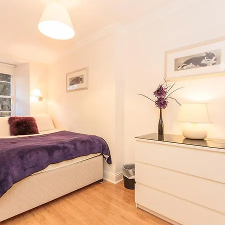 Excellent City Centre Location Sleeps 8 شقة
