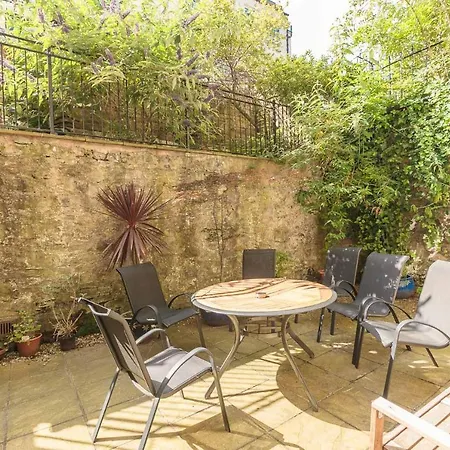 Excellent City Centre Location Sleeps 8 *