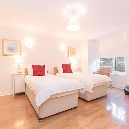 Excellent City Centre Location Sleeps 8