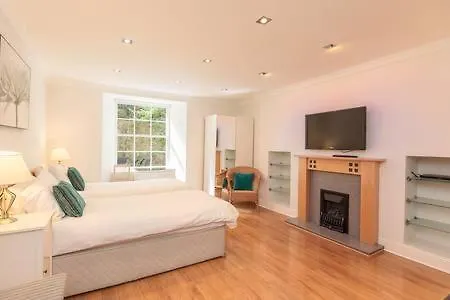Excellent City Centre Location Sleeps 8 *