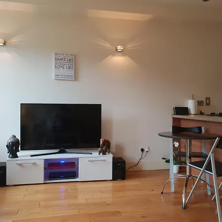 Prime Location - City Centre Flat With Private Parking *