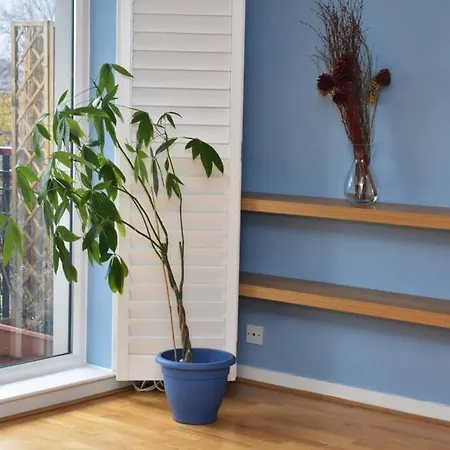 Spacious 2br W Parking, 10 Mins To Centre By Car
