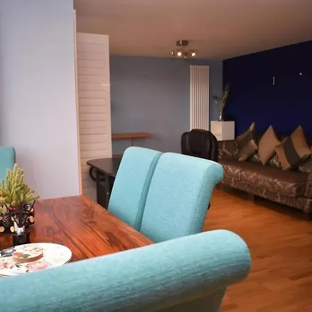 Appartamento Spacious 2br W Parking, 10 Mins To Centre By Car Edimburgo
