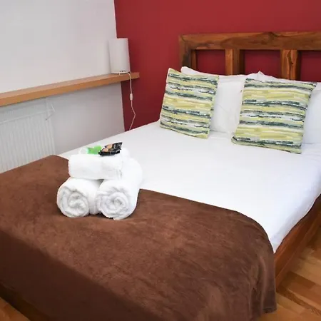 Spacious 2br W Parking, 10 Mins To Centre By Car