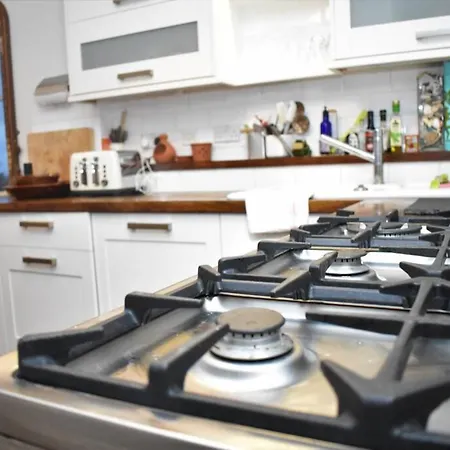 Apartament Quirky 1br 20 Mins To Centre With Excellent Views *