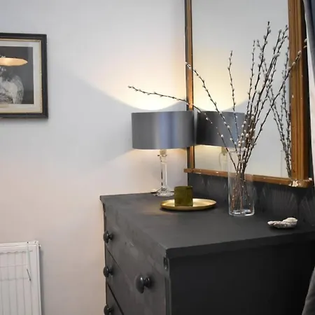 Quirky 1br 20 Mins To Centre With Excellent Views