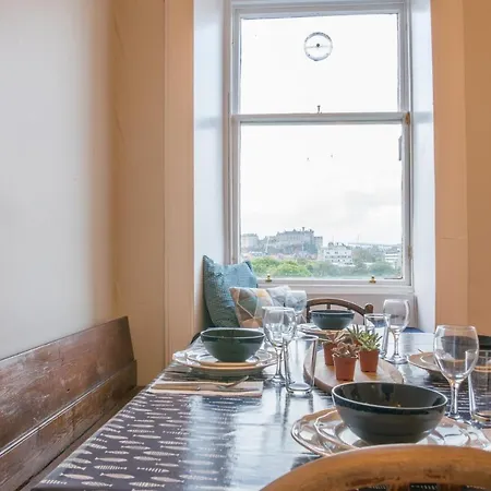 Central With View Of Castle And Meadows Apartment *