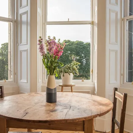 Apartment Central With View Of Castle And Meadows