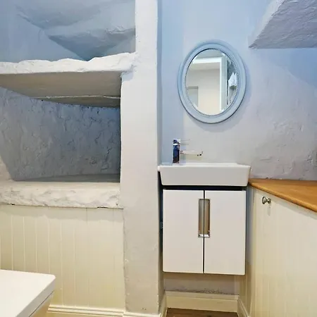 Joivy Vibrant Near Calton Hill *