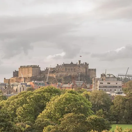 Central With View Of Castle And Meadows Edinburgh