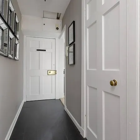 Elegant Flat Near Princes Street - Perfect Location, 24-7 Customer Support Апартаменты *