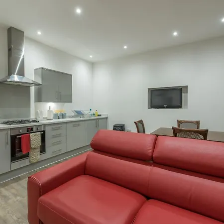 Haymarket Spacious 3 Bedroom Street Level *