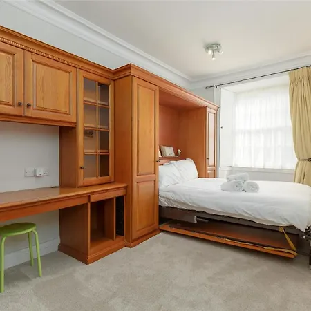 Altido Classic Main Door Entry 2-bedroom New Town With Garden Apartment *