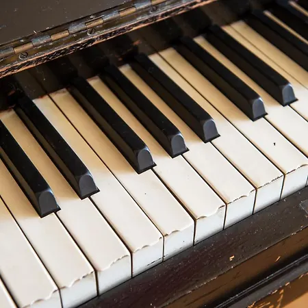 3br Gladstone Terrace By Guestready