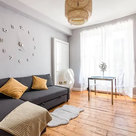 Modern And Elegant 1-bdr Apt. Close To City Centre *