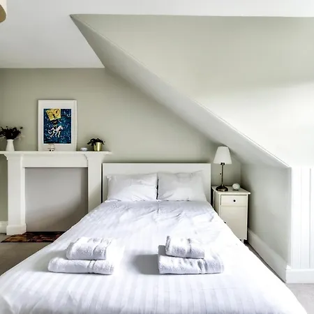 Apartment 3br Victorian Flat In Central By Guestready *
