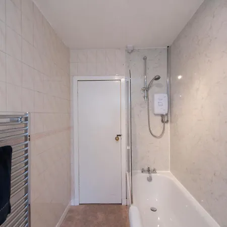 Modern In Near Castle Apartment *