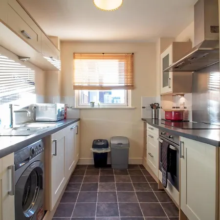 Apartment Bright & Spacious 4bd Suburban
