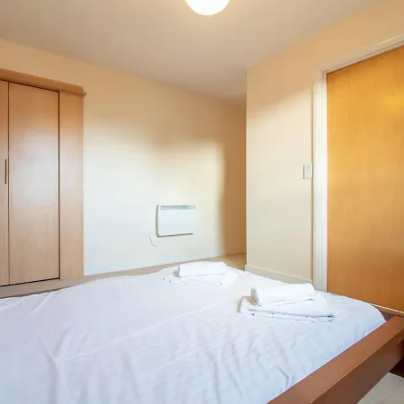 Bright & Spacious 4bd Suburban Apartment *