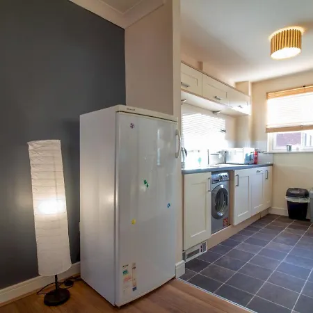 Bright & Spacious 4bd Suburban Apartment