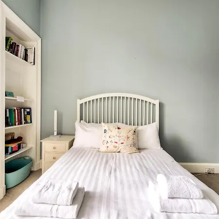 3br Victorian Flat In Central By Guestready