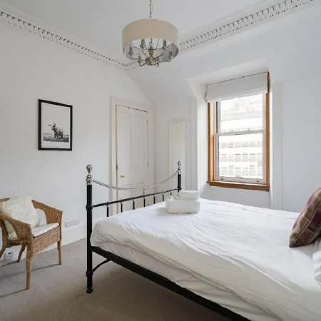 Characterful Apartment, Amazing Castle Views! *
