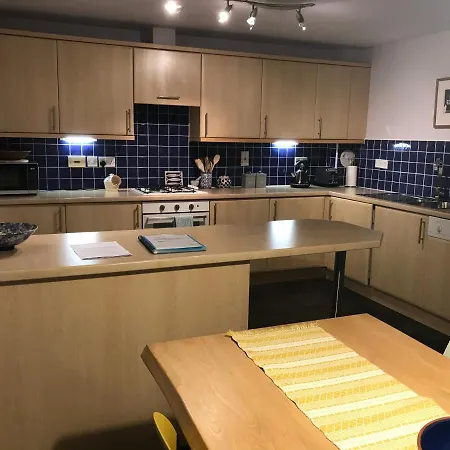 Bright And Charming 2 Bed In Vibrant Leith *