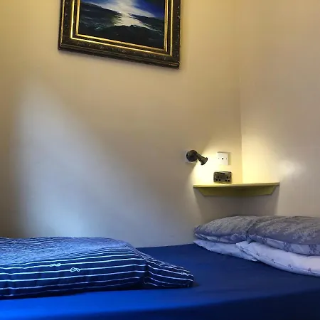 אכסניה High Street Hostel - Over 18S Only, Backpackers Atmosphere (Adults Only) *
