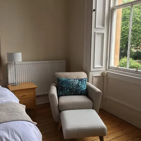 Quiet 2 Bedroom Close To The City Centre *