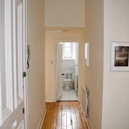 Quiet 2 Bedroom Close To The City Centre *