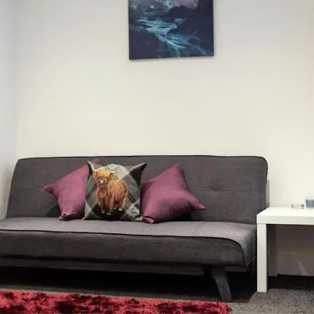 Broughton - Alluring One Bedroom Flat, Excellent Location, Apartamento *