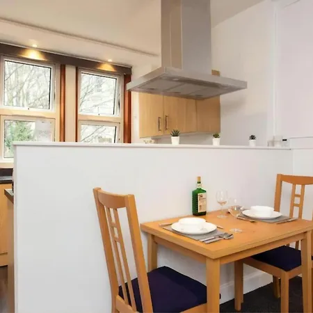 Broughton - Alluring One Bedroom Flat, Excellent Location, Apartamento