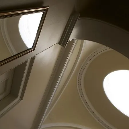 Hanover House فندق 3*