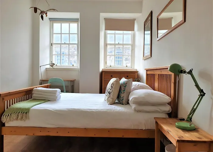 Canongate - Spacious And Historic 2 Bed Flat On Royal Mile דירה אדינבורו