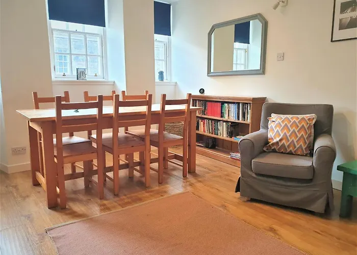 Canongate - Spacious And Historic 2 Bed Flat On Royal Mile