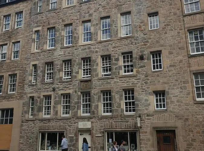 Canongate - Spacious And Historic 2 Bed Flat On Royal Mile אדינבורו